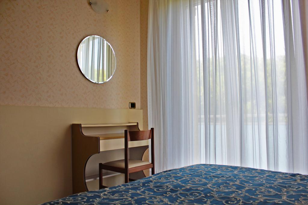 Hotel Royal มิซาโน อาดรีอาติโก ภายนอก รูปภาพ