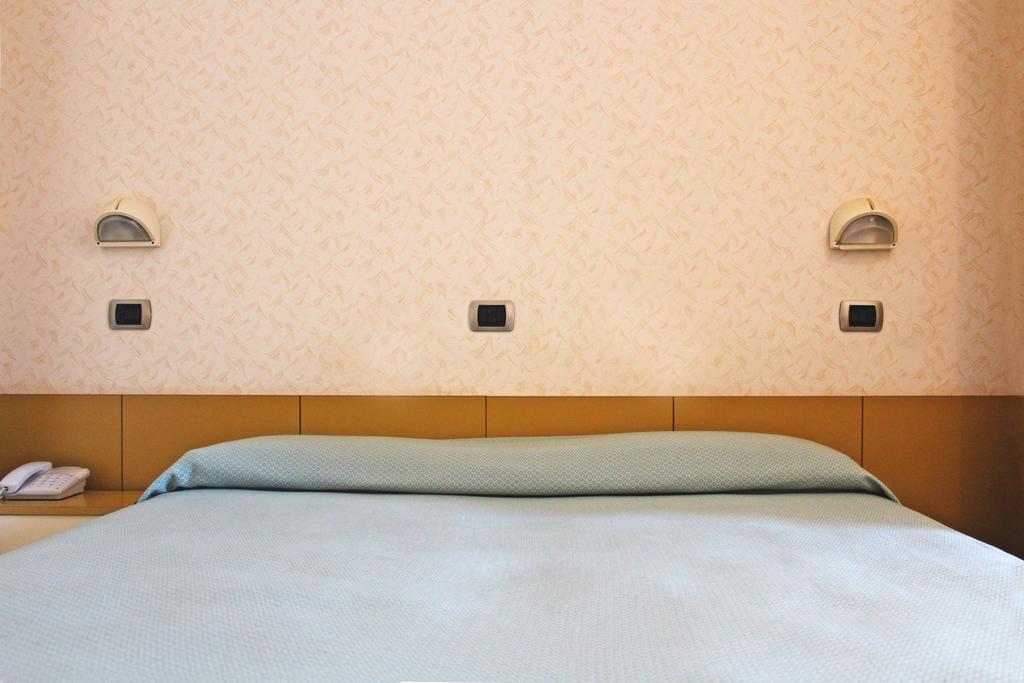 Hotel Royal มิซาโน อาดรีอาติโก ภายนอก รูปภาพ